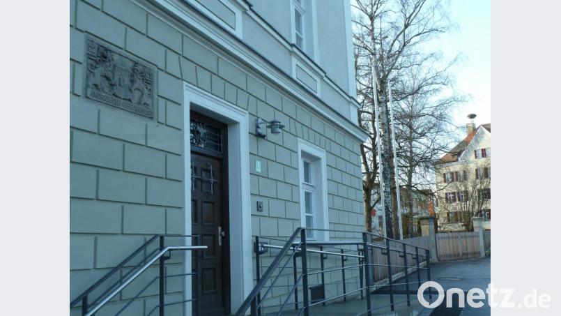 „Amtsgericht Oberviechtach“ ist noch immer am historischen Gebäude in der Bezirksamtsstraße zu lesen, auch wenn das Email-Schild der Zweigstelle des Amtsgerichts Schwandorf längst abmontiert ist. Verhandlungen finden hier seit Herbst 2015 nicht mehr statt, dafür nutzt die Grundbuchumschreibungsstelle des Amtsgerichts München die Räume. Im Februar 2020 wurde jetzt auch der Rechtspfleger-Sprechtag des Amtsgerichts im Rathaus eingestellt. Bild: Portner