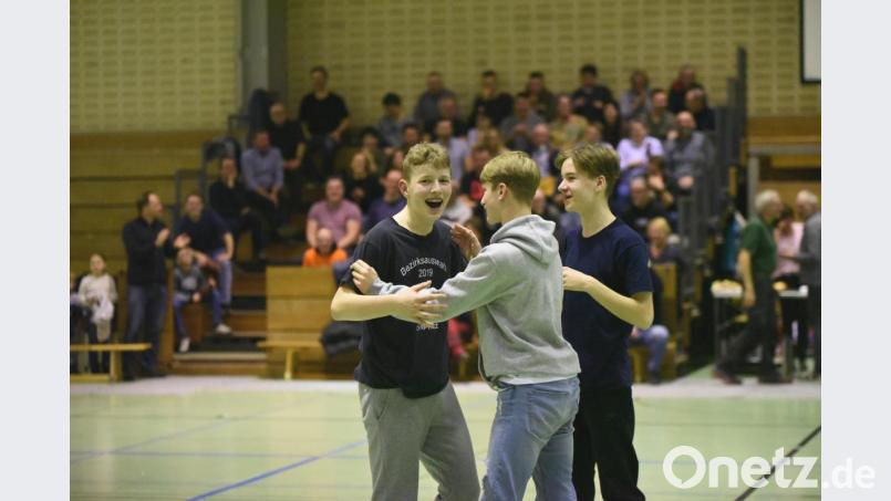 Oliver Roy (links) feiert mit Freunden in der Gymnasiumhalle seinen zweiten Volltreffer von der Mittellinie. Bild: Tobias Schwarzmeier