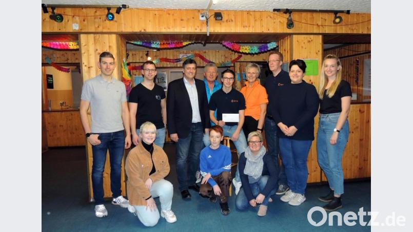 Im &quot;Spatzennest&quot; des Grafenwöhrer Jugendheims soll ein Jugendtreff entstehen. Bürgermeister Edgar Knobloch und die CSU-Mitglieder informieren sich über das Angebot. Dabei überreichen sie eine „Anschubfinanzierung“ an Andreas Greiner und Initiator Florian Biersack (Mitte, mit Kuvert) von der Kolpingsfamilie. Bild: mor