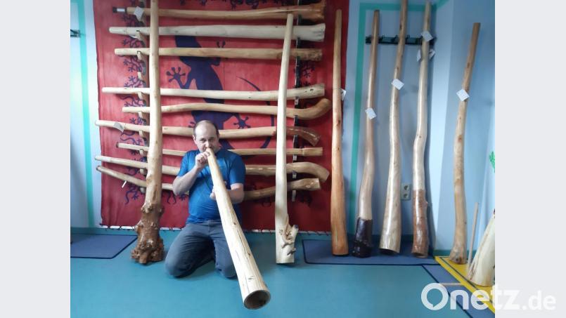 Michael Heindl aus Mehlmeisel baut und spielt Didgeridoos. Eine Leidenschaft, die sein Leben veränderte. Bild: gis