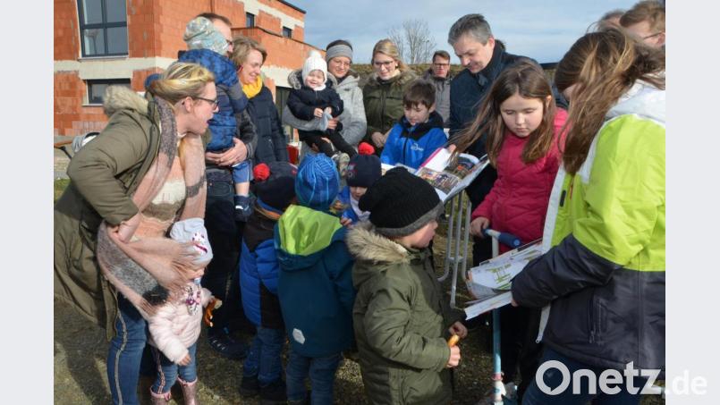 Die Eltern mit ihrem Nachwuchs nutzten die Chance und kamen auf Einladung der CSU zu einem Treffen, um Spielgeräte für einen neuen Spielplatz im Neubaugebiet "Sommerwiesen" auszuwählen. Bild: dob