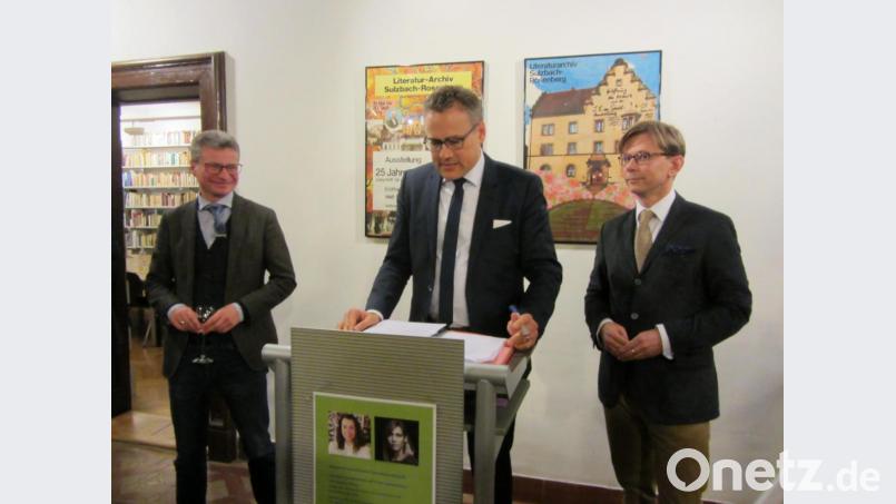 Staatsminister Bernd Sibler, Heribert Tommek (Literaturarchiv e.V.) und Martin Krafl (Tschechisches Literaturzentrum, von links) starteten die bayerisch-tshechische Literatur-Kooperation. Bild: aks