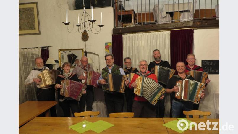 Zum „Knöpferlstammtisch“ in Kaibitz kamen Herbert und Maria Storek aus Kemnath, Karl-Heinz Deisinger aus Weiden, Erwin Hornauer aus Tröstau/Leupoldsdorf, Ulrich Stöhr aus Regnitzlosau, Werner Heider aus Marktredwitz, Roland Sertl aus Mitterteich, Karl-Heinz Böhm aus Kemnath und Sebastian Zeitler aus Waldsassen (von links). Bild: jzk