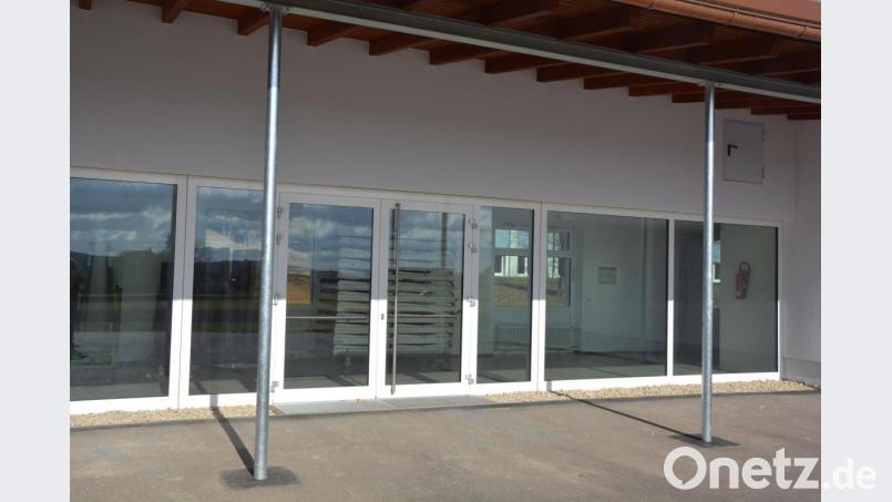 Noch immer gibt es Probleme mit der vollautomatischen Türschließanlage an der Schulturnhalle (Bild) sowie am Eingang zur Bücherei. Wenn eine Tür ins Schloss fällt, lässt sie sich ohne Schlüssel von außen nicht öffnen. Bild: jr