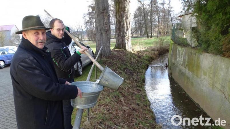 Eines der Geheimnisse: Nur mit frischem klarem Dorfbachwasser am Aschermittwoch gelingt die Geldvermehrung in den Geldbörsen in Rothenstadt. Bild: Dobmeier Bild: Dobmeier