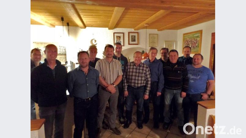 Die neue gemeinsame Führungsmannschaft des Kapellenbauvereins und Wasserverbandes Lienlas/Fuchsendorf (von links): Wolfgang Deubzer, Peter Haberkorn, Richard Scherm, bisheriger Vorsitzender Heribert Melzner, Alois Krockauer, Stefan Schober, Georg Reichenberg, Raimund Scharf, Fritz Bauer, Wolfgang Buchbinder, Bürgermeister Klaus Wagner und Bernhard Pöllath. Bild: br