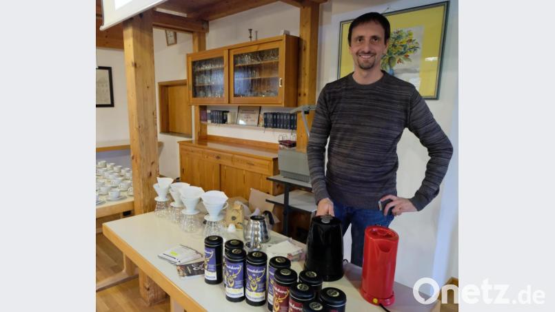 Markus Behr von der "montebera Kaffeerösterei" in Prien am Chiemsee bereitet handaufgebrühten Filterkaffee vor. Bild: le