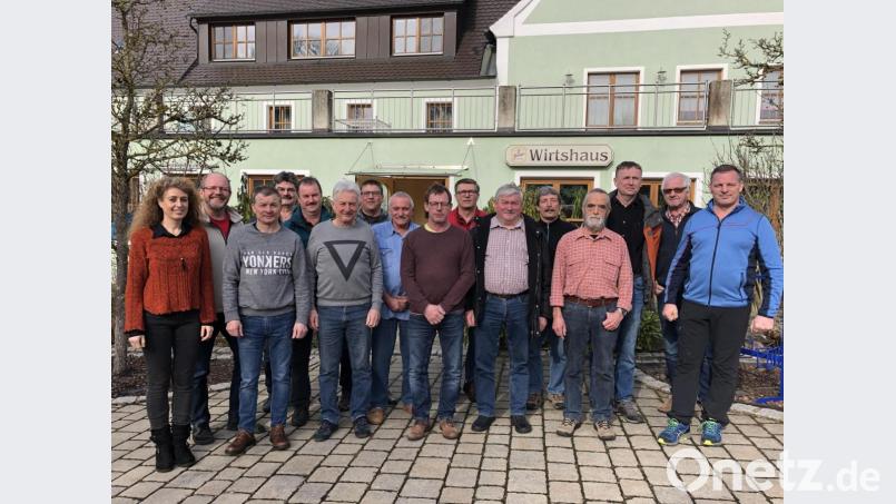 Chorleiterin Jana Müller mit den Sängern des MGV Fürnried und Umgebung. Bild: exb