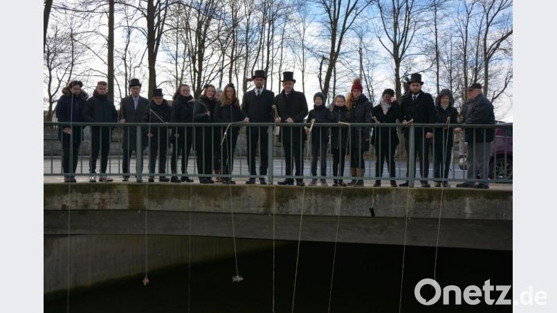 Mit dem traditionellen Geldbeutelwaschen im Seibertsbach endete am Aschermittwoch eine terminreiche Zeit für die Mitterteicher Narren. Mit dabei waren Willi Schneider von der Faschingsvereinigung (rechts), das Prinzenpaar Patrick II. und Susanne II. (Dritter und Vierte von rechts), Bürgermeister Roland Grillmeier (Achter von rechts) und Gaudiwurm-Vorsitzender Michael Zintl (Neunter von rechts). Bild: jr