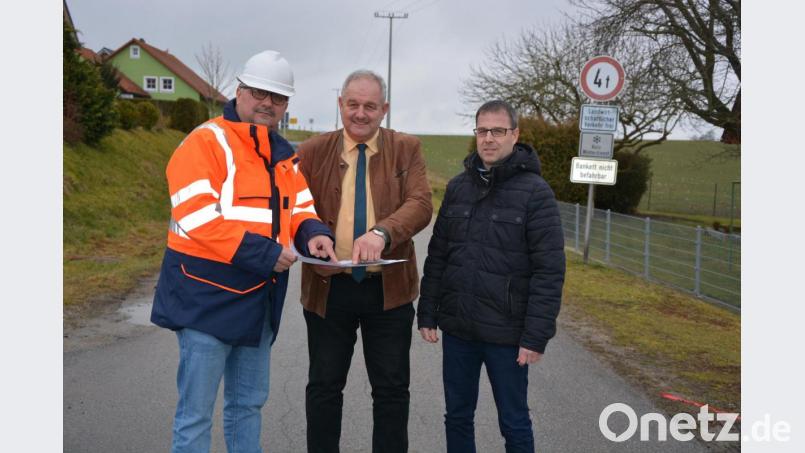 Bürgermeister Johann Burger (Mitte) und Bauamtsleiter Thomas Grillmeier (rechts) ließen sich von Rohrnetzmeister Karl-Heinz Hecht über die Bauarbeiten an der Ferngasleitung im Bereich Themenreuth informieren. Bild: jr