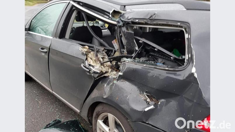 Die Seitentür und Scheiben des VWs sind nach dem Zusammenstoß stark beschädigt und durchbohrt. Die Scherben rieselten auf die Babys am Rücksitz hinab. Bild: Polizei