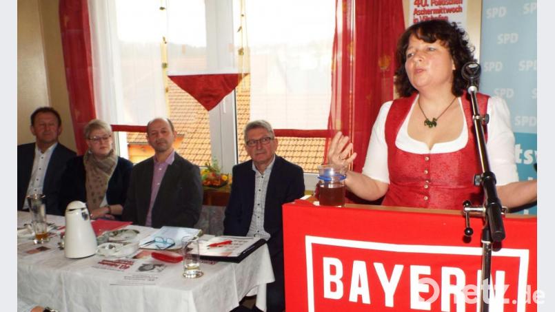 Evangelisch, eine Frau und bei der SPD: Ruth Müller aus Niederbayern teilt beim Politischen Aschermittwoch in Vilshofen ordentlich an die Konkurrenz aus. Bild: e