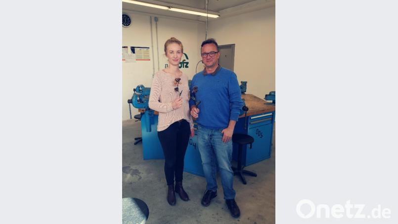 Bewährungshelferin Tabea Denk und Ausbildungsmeister Markus Wiederer zeigen die Rosen. Bild: exb