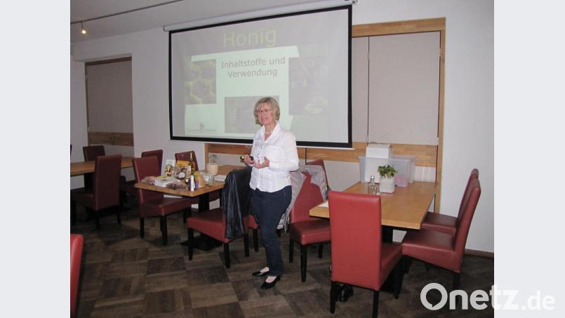 Apothekerin, Heilpraktikerin und Imkerin Corinna Stoiber sprach beim Imkerverein Nabburg über den Nutzen von Bienenhonig. Bild: exb