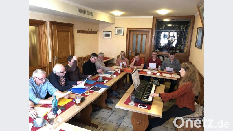 Konzentriert arbeiten die Sänger und ihre neue Chorleiterin Jana Müller an den Liedern. Bild: exb