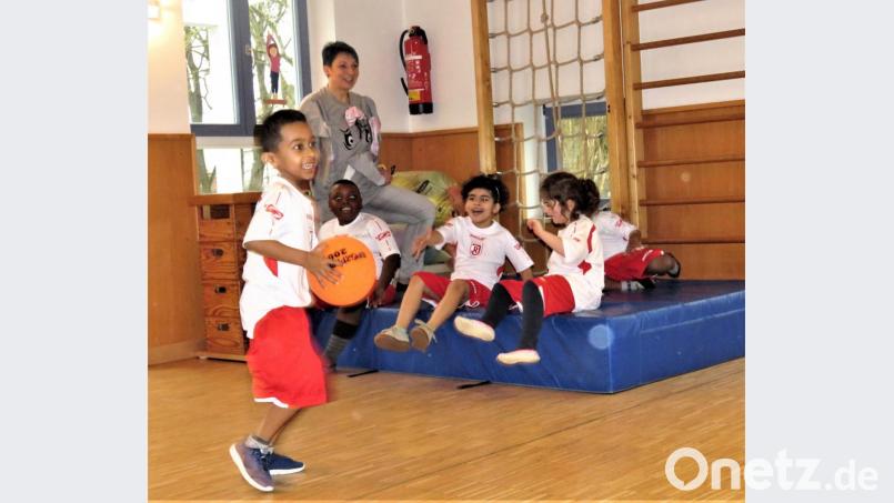 Mit welcher Freude die Kinder sich austoben, gefällt auch Kinderpflegerin Ria Schwarz (hinten). Bild: ubb