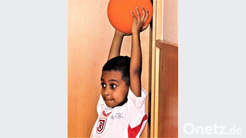 Der kleine Makben ist sehr ernsthaft bei der Sache. Er möchte einmal ein großer Fußballer werden. Bild: ubb