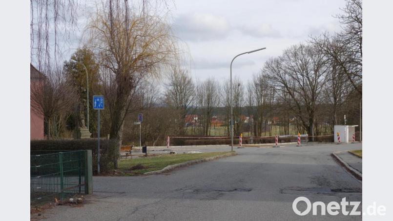 Dort wo die Schulstraße in die Bahnhofstraße mündet, entstehen derzeit neue Parkplätze in Eigenregie des Bauhofs, um die oft angespannte Situation im Bereich von Schule und Kindertagesstätte zu entzerren. Bild: fjo