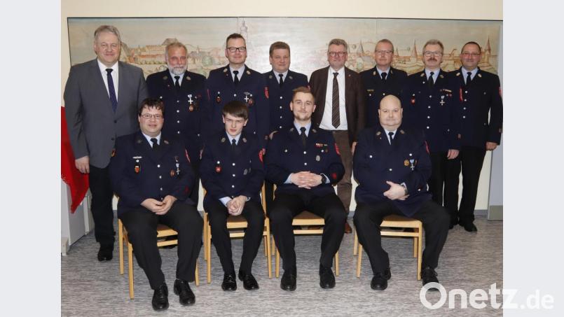 Einige Wahlen stehen bei der Feuerwehr Sulzbach-Rosenberg an. Sitzend von links die Vertrauensleute Gerald Ertel, Nico König, Kevin Minks, Markus Pirner; stehend von links Landrat Richard Reisinger, Schriftführer Hans-Jürgen Müllner, Martin Donhauser, Günther Koch, Bürgermeister Michael Göth, Kreisbrandinspektor Christof Strobl, Vorsitzender Thomas Wiesent, Kommandant Armin Buchwald. Bild: mfh