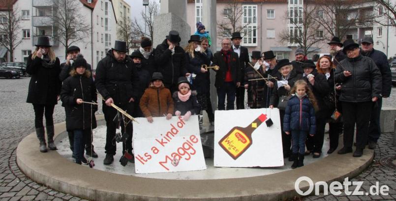 Die Faschingssaison 2019/ 2020 ist zu Ende. Zum letzten Mal traf sich die Faschingsgesellschaft „Weiß-Blau“, um am Rathausbrunnen die Geldbeutel zu waschen. Danach forderte Bürgermeister Toni Dutz (oben in der Bildmitte) den Rathausschlüssel und den Gemeindegeldbeutel zurück. Bild: wro