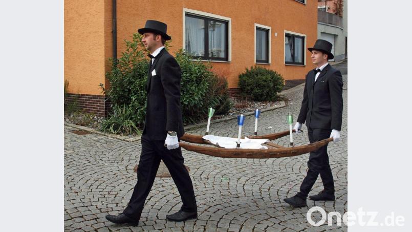 Nicholas Hollweck und Nikolas Ukolow wurden durch Losentscheid auserwählt - zu Trägern der Misttrage mit dem Geldbeutel. Bild: sön