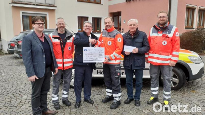 Die Marktgemeinde Freihung übergibt eine Spende an die Helfer-vor-Ort-Gruppe Kaltenbrunn (von links): Max Heindl, Markus Dreyer, Bürgermeister Norbert Bücherl, Markus Kummer, Zweiter Bürgermeister Helmut Klier und Jürgen Oheim. Bild: bk