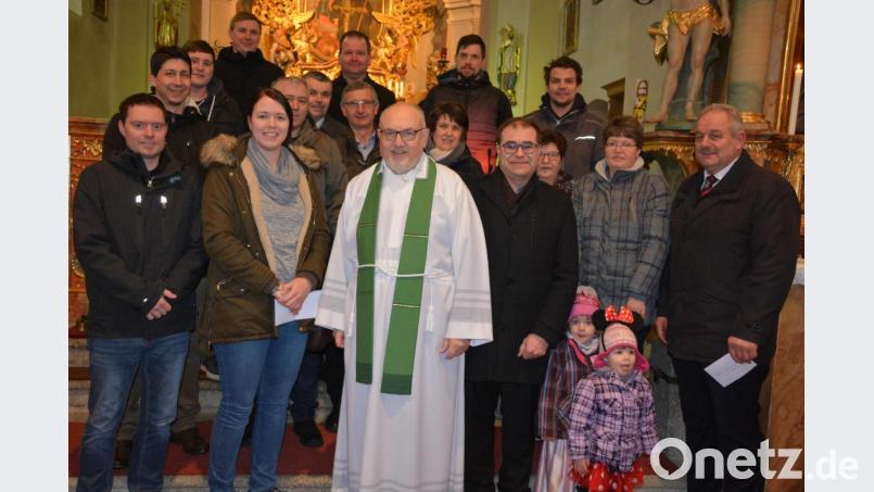 Über Spenden in Höhe von 1130 Euro für die Sanierung der Leonberger Pfarrkirche freuten sich Pfarrer Anton Witt (Mitte) und Kirchenpfleger Wolfgang Kreger (rechts neben dem Pfarrer). Weihnachtsmarkt-Organisatorin Alexandra Burger (links neben dem Pfarrer) und Bürgermeister Johann Burger (rechts) dankten den Vereinen für ihre Spenden. Bild: jr