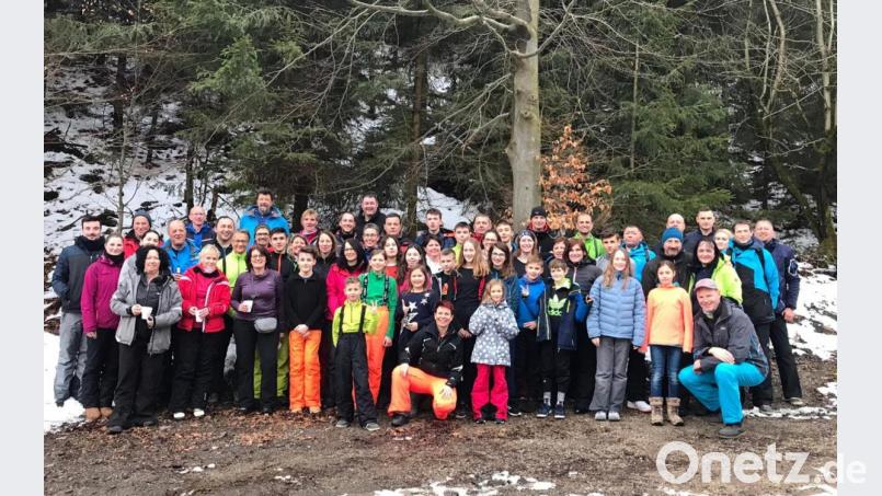 Kinder, Jugendliche und Erwachsene verbringen einen tollen Tag im Skigebiet Keilberg. Pistenschwingervorsitzender Harald Friedrich und Jugendwartin Birgit Regner (vorne knieend, von rechts) haben die Fahrt organisiert. Bild: mor