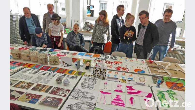 Kreative Entwürfe, Drucke, bunte Collagen und Zeichnungen sowie Objekte gibt es beim Tag der offenen Tür der Designakademie zu sehen. Bild: Dobmeier