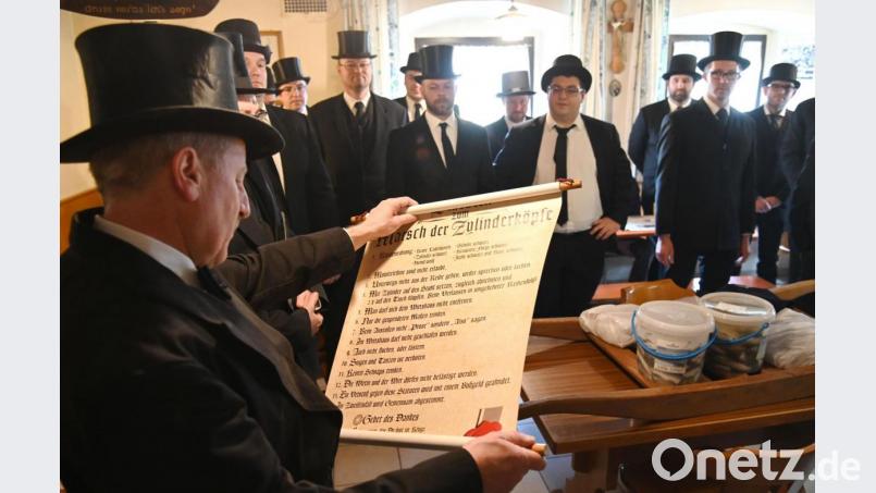 Aufpassen, hier verkündet der Zeremonienmeister Klaus Schindler die Regularien für den Marsch der Zylinder in Hohenburg: absolutes Schweigen, Wirtin und Bedienung in Ruhe lassen. Und das Freibier muss bis auf den letzten Tropfen geleert werden. Bild: gf