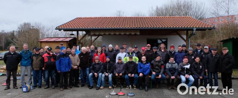 Ein tolles Jubiläumsturnier veranstaltete die Abteilung „ Eisstock „ des Flosser Turnvereins am Rosenmontag auf der Asphaltbahn an der Neustädter Straße. Elf Mannschaften ließen sich diesen Wettkampf nicht entgehen und feierten schließlich mit dem Veranstalter. Bild: le