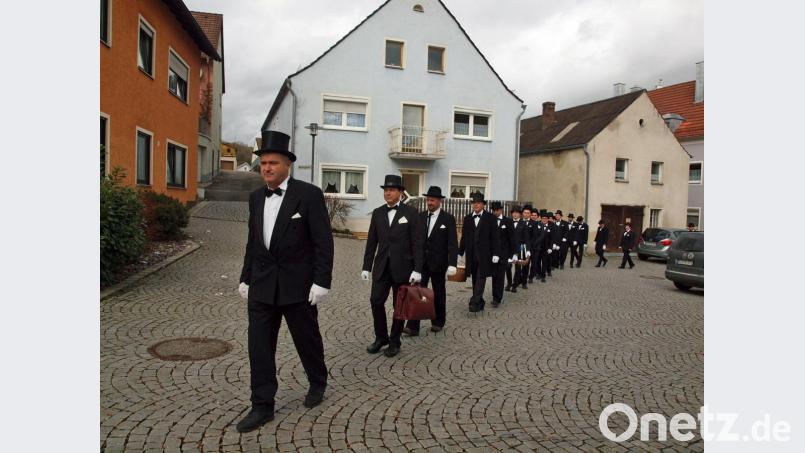 Vom Löwenwirt aus geht der Zug der schweigenden Männer zum Pfarrheim, der nächsten Stelle der Bier-Vernichtung. Bild: sön
