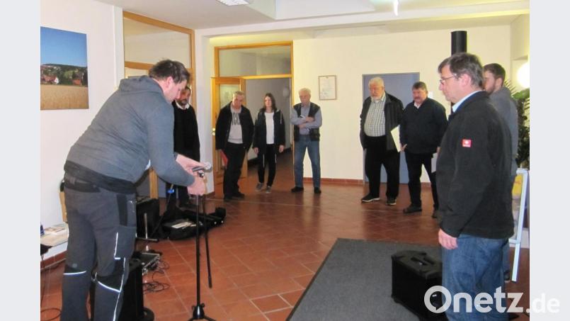 Zur Sitzung des Steuerungsausschusses &quot;LandKULTUR Waldthurn&quot; führt Andi Fritsch (links), assistiert von Josef Pflaum sen. (Zweiter von rechts) und jun. (rechts) die Anlagen vor. Damit ist die hervorragende Beschallung von kleineren Vorträgen bis zu größeren Konzerten gewährleistet. Bild: fvo