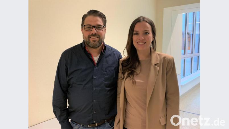 Klinikmanagerin Kathrin Hofstetter begrüßt Steffen König als neuen Pflegedienstleiter an der Asklepios-Klinik Oberviechtach. Bild: exb/Krebs