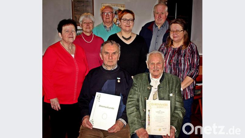 Den langjährigen Mitgliedern gratulieren Vorsitzende Sabine Zenger (stehend, Mitte) und Rosa Prell (rechts). Bild: R. Kreuzer
