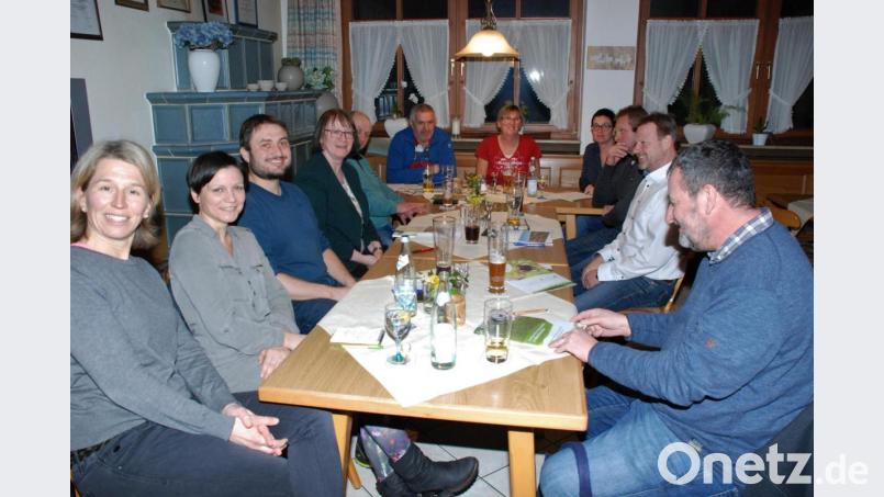 Vertreter der Obst- und Gartenbauvereine aus dem Bereich der Gemeinde Freudenberg tauschen ihr fachliches Wissens mit (von rechts) Richard Lehmeier vom Landschaftspflegeverband Amberg-Sulzbach und Bürgermeister Alwin Märkl sowie der Gartenfachberaterin Michaela Basler (hinten rechts) aus. Bild: sche