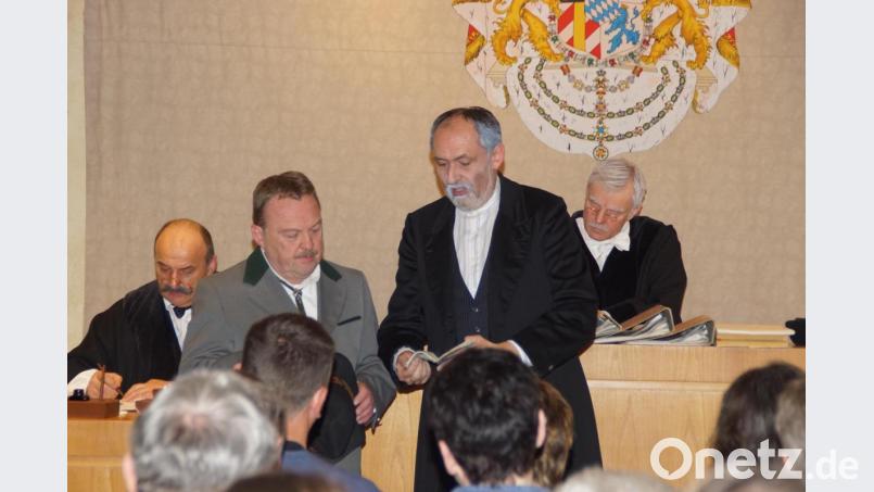Gerichtsschreiber Haberkorn (von links/Gerhard Treiber), Zeuge Freimlhuber (Josef Wirnshofer), Totengräber Wastlhuber (Herbert Spichtinger) und der Herr Rat (Ludwig Zwick) während der Verhandlung. Bild: mmj