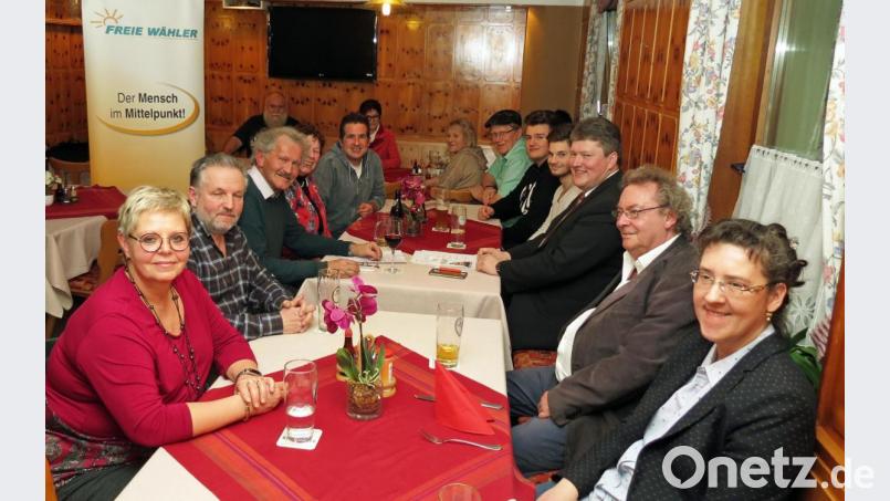 Die Energiewende sowie EU-, Bundes- und Kommunalpolitik sind Zündstoff für Bernhard Schmidt vom FW-Landesvorstand (Dritter von rechts) beim Politischen Aschermittwoch der Freien Wähler Weiden. Bild: Dobmeier