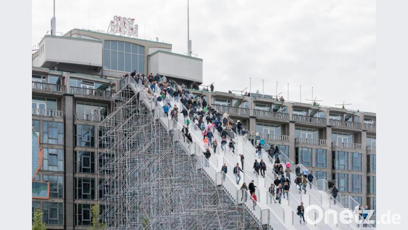Paradebeispiel für Zwischennutzung: Eine Freitreppe führte 2016 am Rotterdamer Hauptbahnhof für einen Monat aufs Dach eines Großhandelsgebäudes. Sie eröffnete einen spektakulären Blick über die niederländische Hafenstadt. Bild: Ossip van Duivenbode