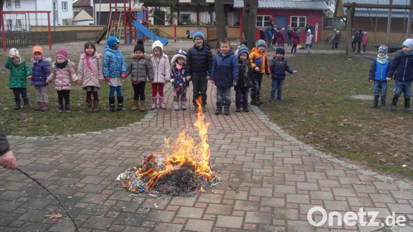 Im Garten wurden die Luftschlangen verbrannt und damit für Alle sichtbar der Fasching beendet. Die Fastenzeit beginnt. Bild: rpp