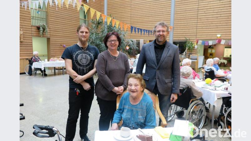 Zweiter Bürgermeister Hermann Schraml, Heimleiterin Claudia Heier und der stellvertretende Pflegedienstleiter Kevin Wienerl (von rechts) gratulierten Edda Fleißner zu ihrem 80. Geburtstag. Bild: jzk
