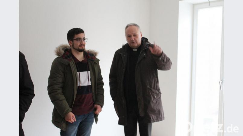 Stadtpfarrer Georg Flierl (rechts) tauscht sich mit dem angehenden Immobilienkaufmann Simon Hilmer vom KWS über die Wohnungen aus. Bild: sfo