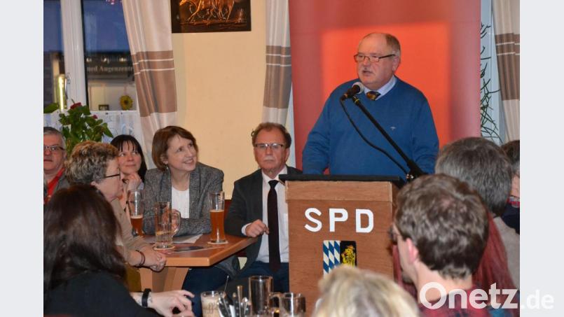 SPD-Landratskandidat Peter Lehr stellt beim Politischen Aschermittwoch in Grafenwöhr seine Ziele vor. Landtagsabgeordnete Annette Karl (Dritte von rechts) ist ebenfalls zu Gast und unterstützt ihn. Bild: Anne Wiesnet