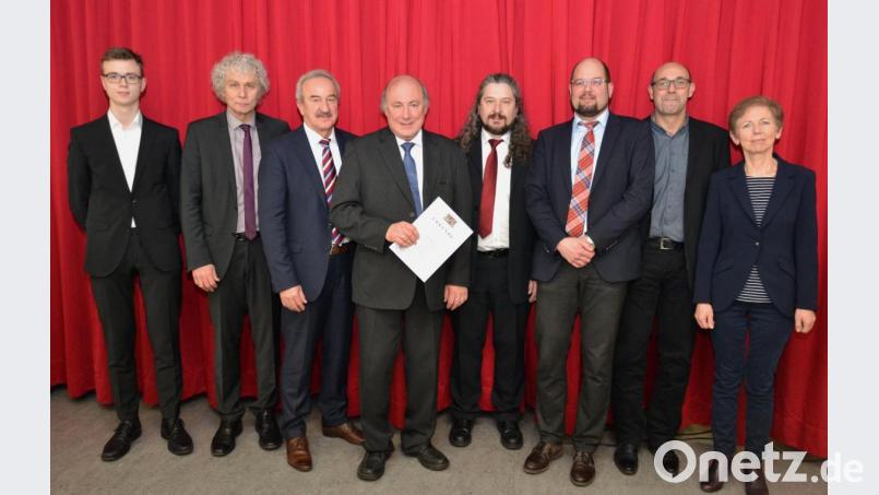 Bei der Verabschiedung sprachen (von links) Simon Mehler von der SMV, Landrat Wolfgang Lippert, der Ministerialbeauftragte für Gymnasien der Oberpfalz, Franz Xaver Huber, der scheidende Schulleiter Oberstudiendirektor Georg Hecht, Elternbeiratsvorsitzender Claus Bitterer, Personalratsvorsitzender Oberstudienrat Tobias Lang, Theodor Ernstberger von den Fachschaften Mathematik und Physik und die stellvertretende Schulleiterin, Studiendirektorin Christine Güntner. Bild: sfo