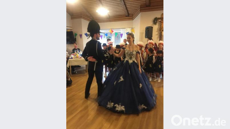 Prinz Andreas und seine wunderschöne Prinzessin Sophie I. della Musica ließen es sich nicht nehmen, zusammen mit einer Delegation des Faschingsvereins Neustadt, die Bewohner des Caritas Altenheims St. Martin einen Besuch abzustatten. Bild: exb
