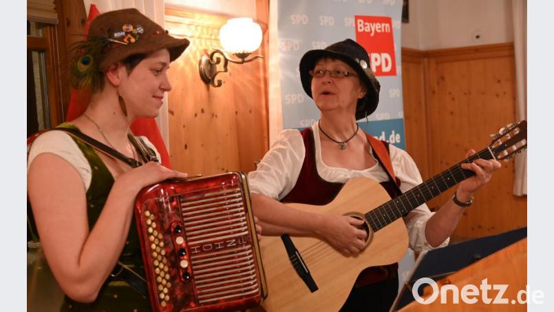 Theresia und Gabi (von links) amüsieren die Besucher als Koiser-Weiwa mit deftigen Witzen und nicht immer ernst gemeinten gesanglichen Ratschlägen. Bild: gf