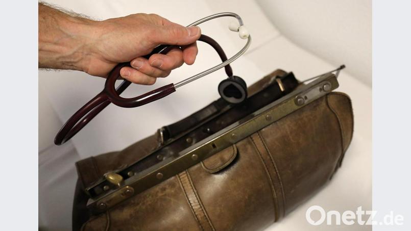 Ein Landarzt nimmt sein Stethoskop aus dem Koffer. Bild: Oliver Berg/dpa