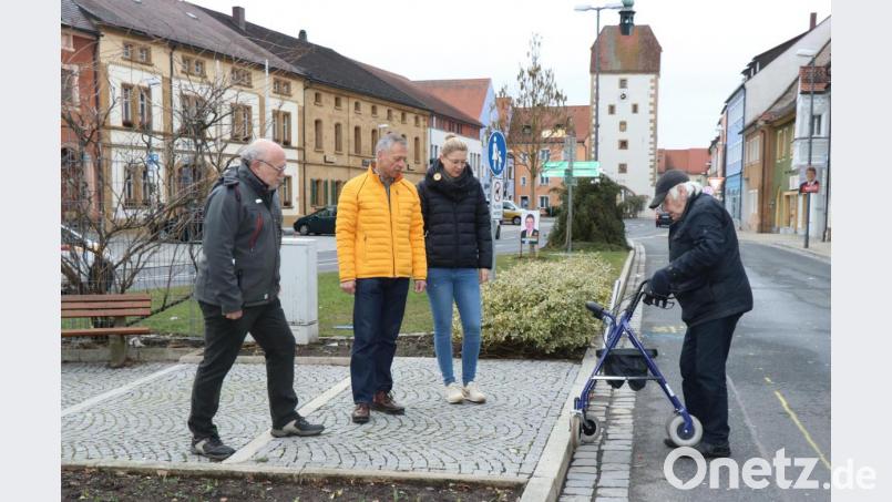 Josef Eierer alias Nachtwächter Tschung kennt die Stolperstellen und Hindernisse im Stadtbereich genau. Der rüstige Stadtführer gibt beim Ortstermin zusammen mit (von links) Fraktionssprecher Wilhelm Ertl, Zweitem Bürgermeister Thorsten Grädler und der Inklusionsbeauftragten Lisa Weiß diesbezügliche Hinweise, wie hier beim Stadtbrunnen am Marktplatz. Bordsteinabsenkung lautet der Lösungsansatz. Bild: kari