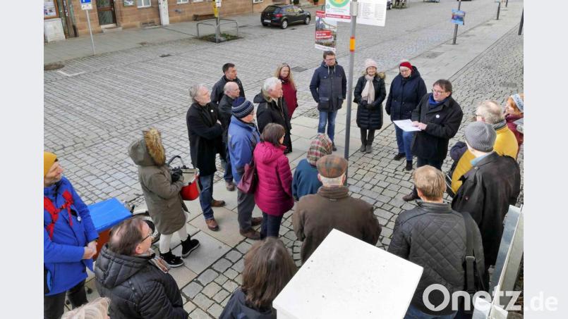 Markus Brandl referierte an der Bushalteselle Luitpoldplatz über Linien, Fahrpläne und Tarife des ÖPNV. Bild: wbe
