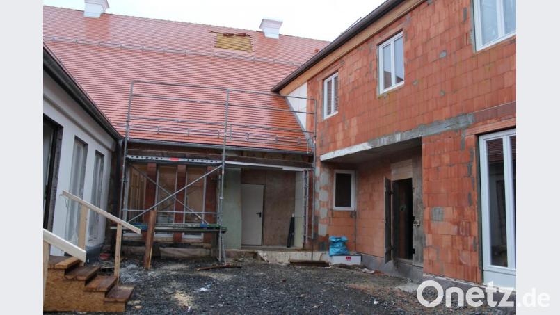 Noch sind der Innenhof und acht von insgesamt zehn Wohnungen in der Bauphase. Zum 1. Mai soll alles bezugsfertig sein. Bild: sfo